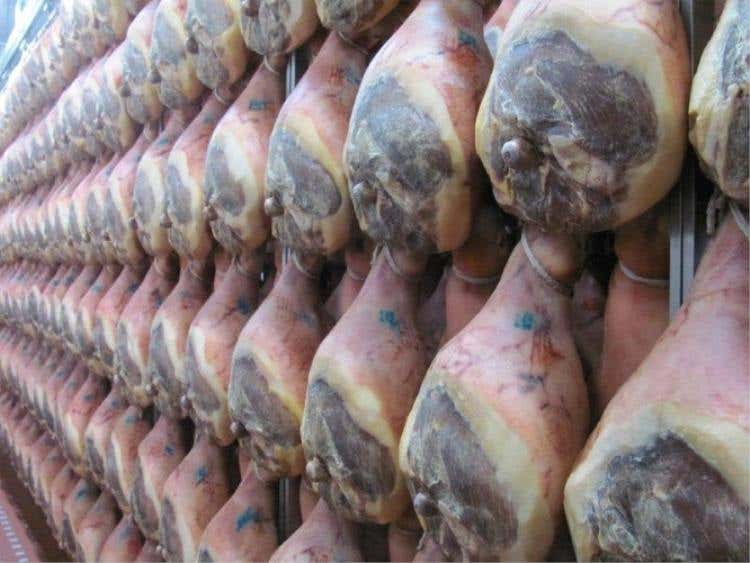 Prosciutti dell'azienda San Prospero in stagionatura